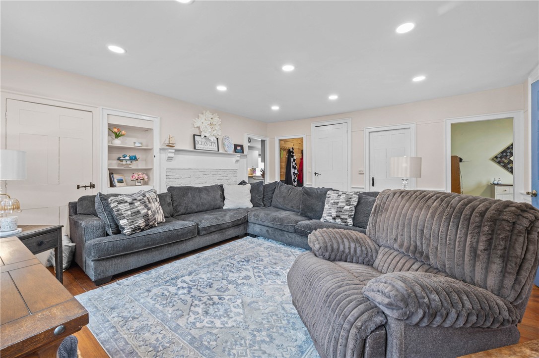 2385 Dow Road York, NY 14533 - Photo 13 of 43 Spacious Family Room with Pellet Stove and Mini-Sp