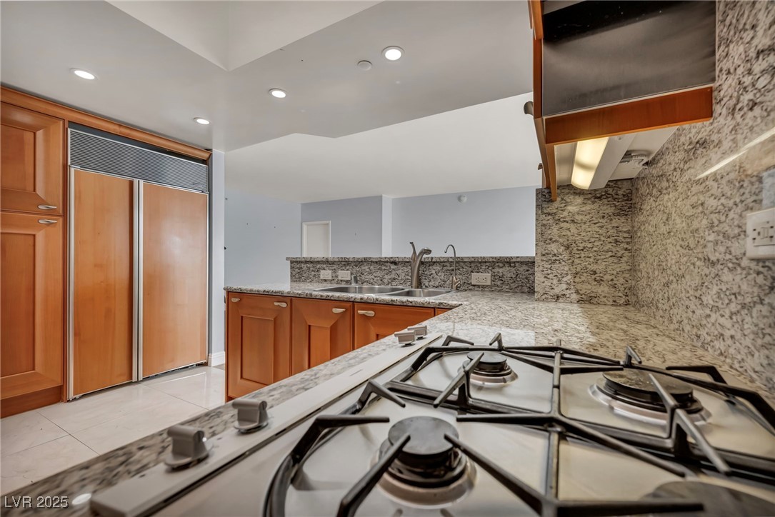 2777 Paradise Road, Unit 301 Las Vegas, NV 89109 - Photo 16 of 36 Custom Kitchen Cabinets & Gas Cooktop