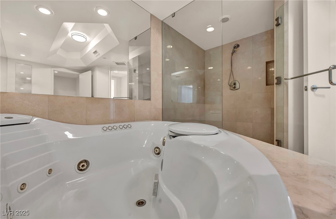 2777 Paradise Road, Unit 301 Las Vegas, NV 89109 - Photo 28 of 36 Jetted Soaking tub