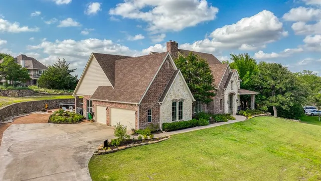 a view of a house with backyard and garden