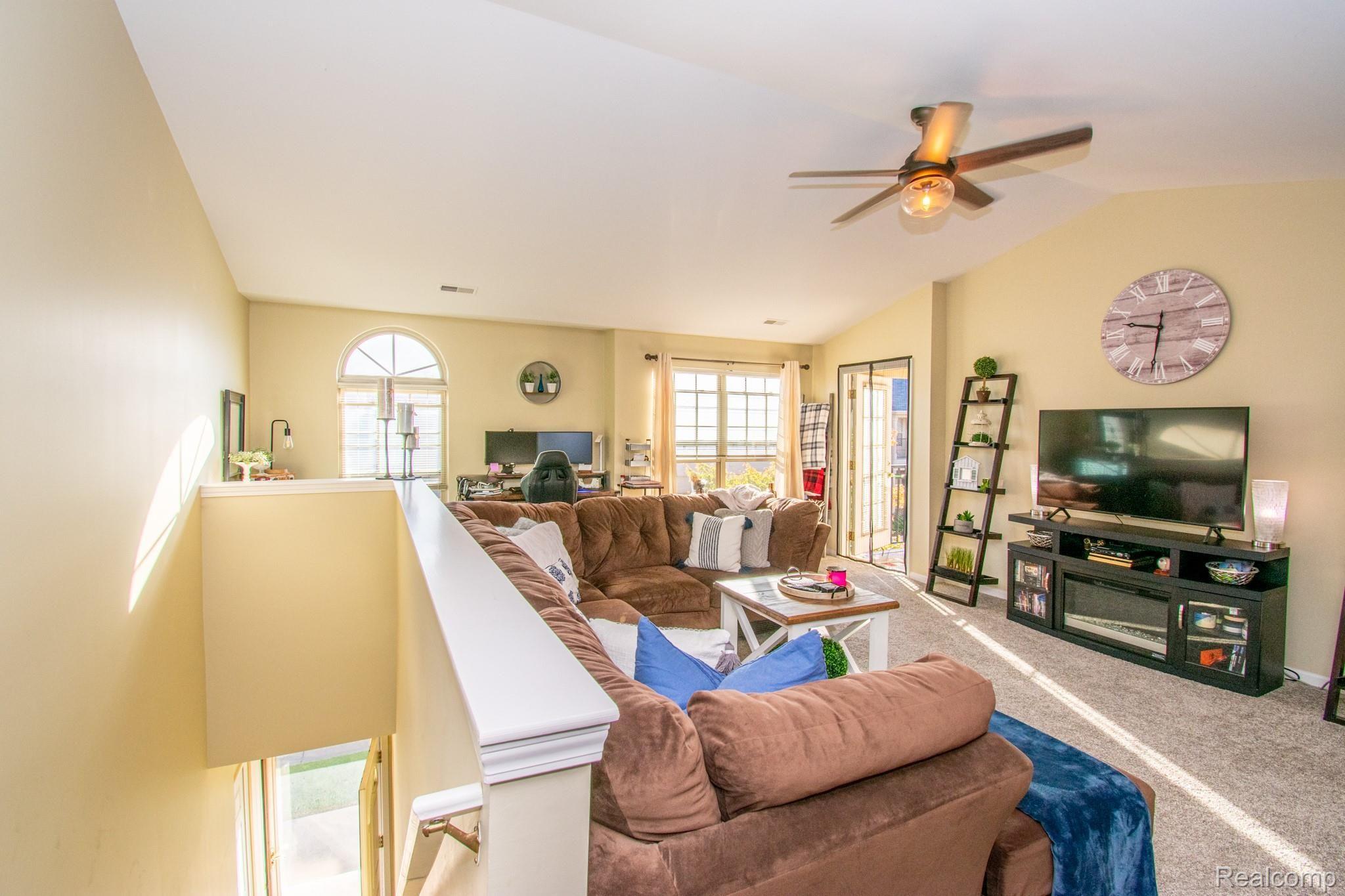 11878 Farmington Road Livonia, MI 48150 - Photo 5 of 26 Living Room.jpg