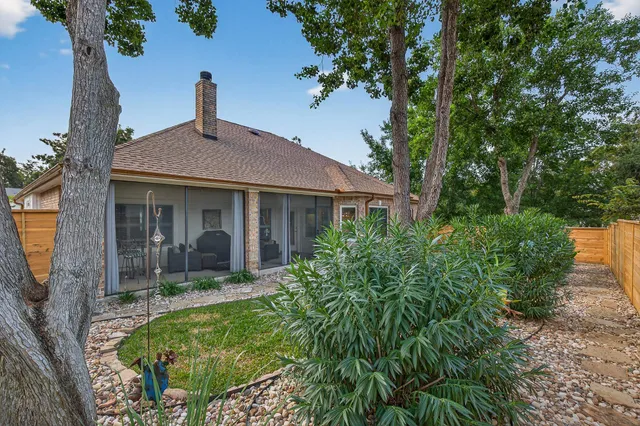 a view of a backyard