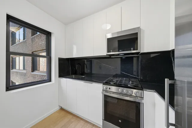$585,000 | 201 West 21st Street, Unit 11K | Chelsea