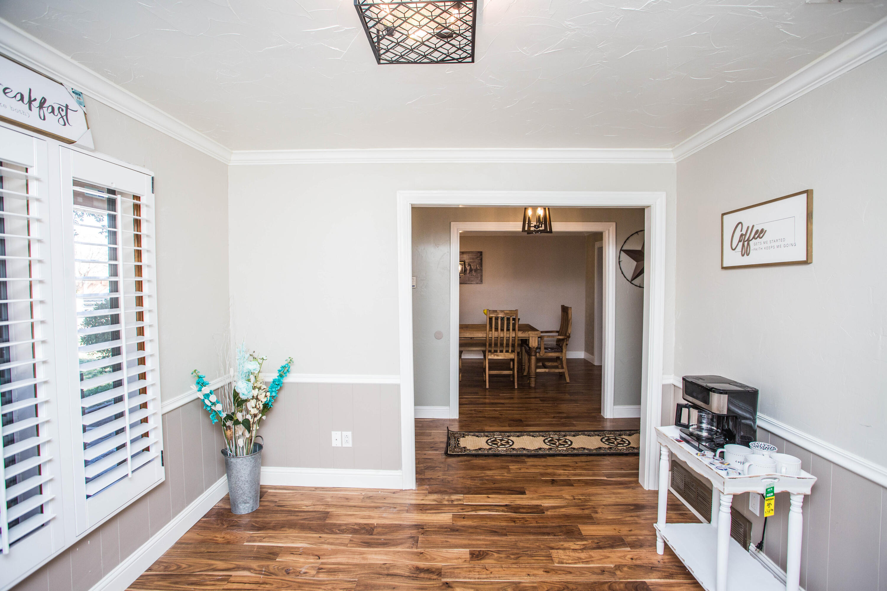 5407 79th Street Lubbock, TX 79424 - Photo 9 of 19 a living room with furniture and a potted plant