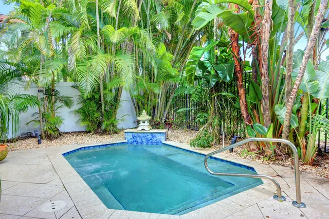 a view of a backyard