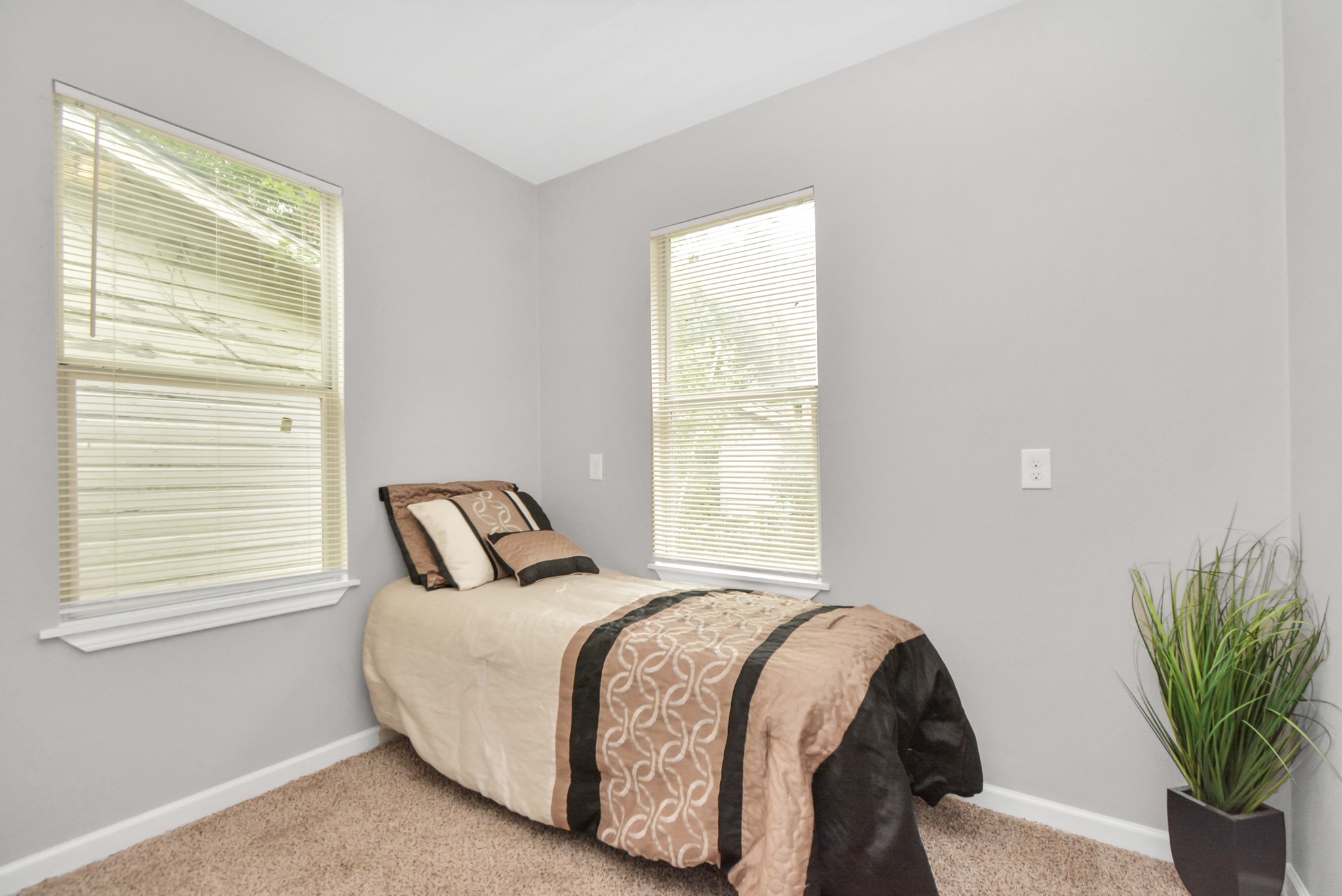 1801 Roosevelt Street, Unit 1801 Houston, TX 77012 - Photo 7 of 11 2nd bedroom