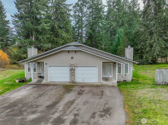 a view of a house with a yard