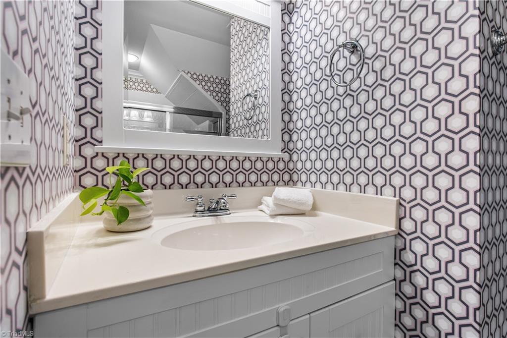 719 Dover Road Greensboro, NC 27408 - Photo 33 of 44