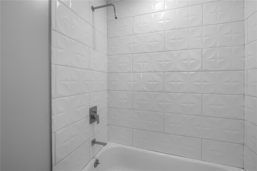 2341 West Chestnut Street Tampa, FL 33607 - Photo 27 of 42 a bathroom with a bathtub