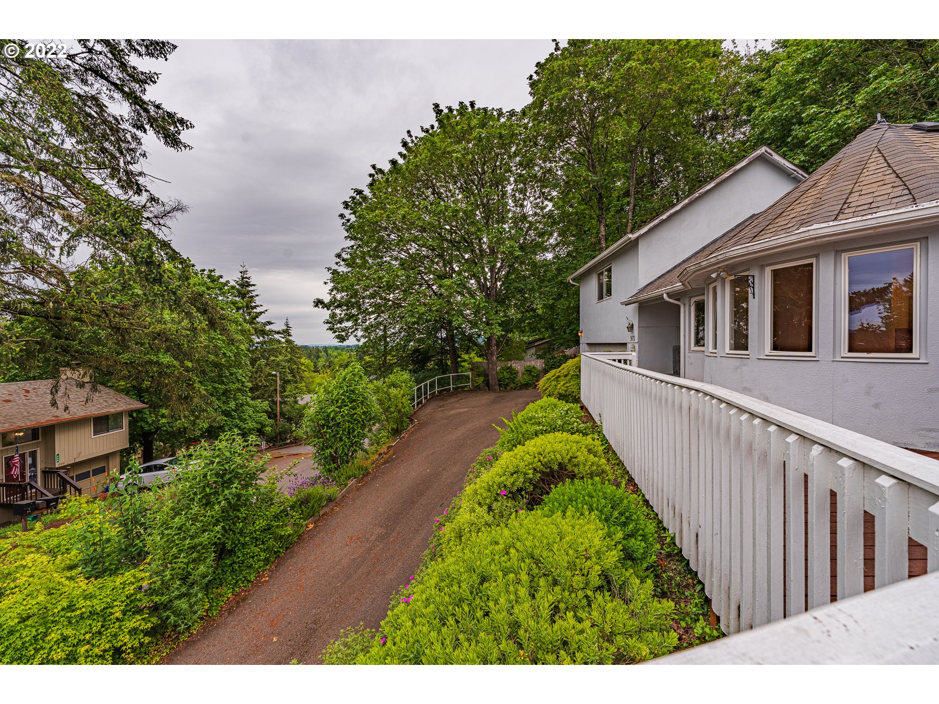 975 Sunset Drive Springfield, OR 97477 - Photo 4 of 30 a view of a house with a yard