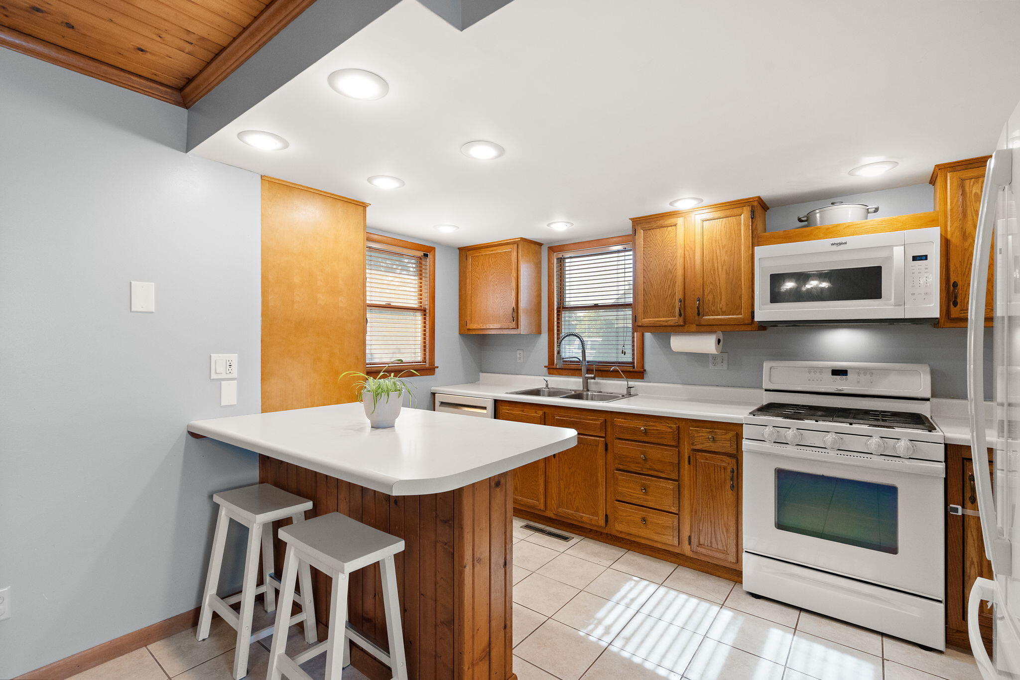 622 Azalea Street Southeast DeMotte, IN 46310 - Photo 12 of 41 2048x1365