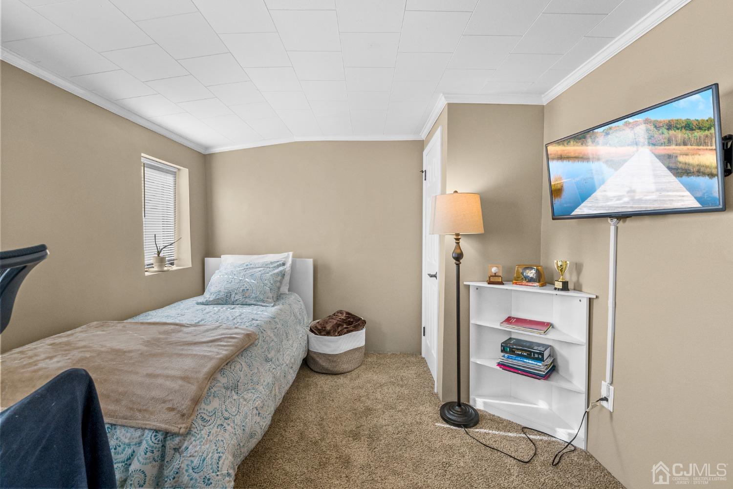 34 Walnut Street Edison, NJ 08817 - Photo 14 of 20 a bedroom with a bed and a lamp