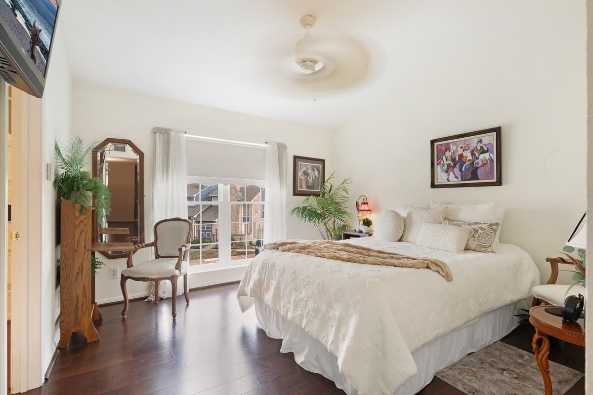 2323 Fairwind Drive, Unit 858 Houston, TX 77062 - Photo 12 of 20 a bedroom with a large bed and a potted plant