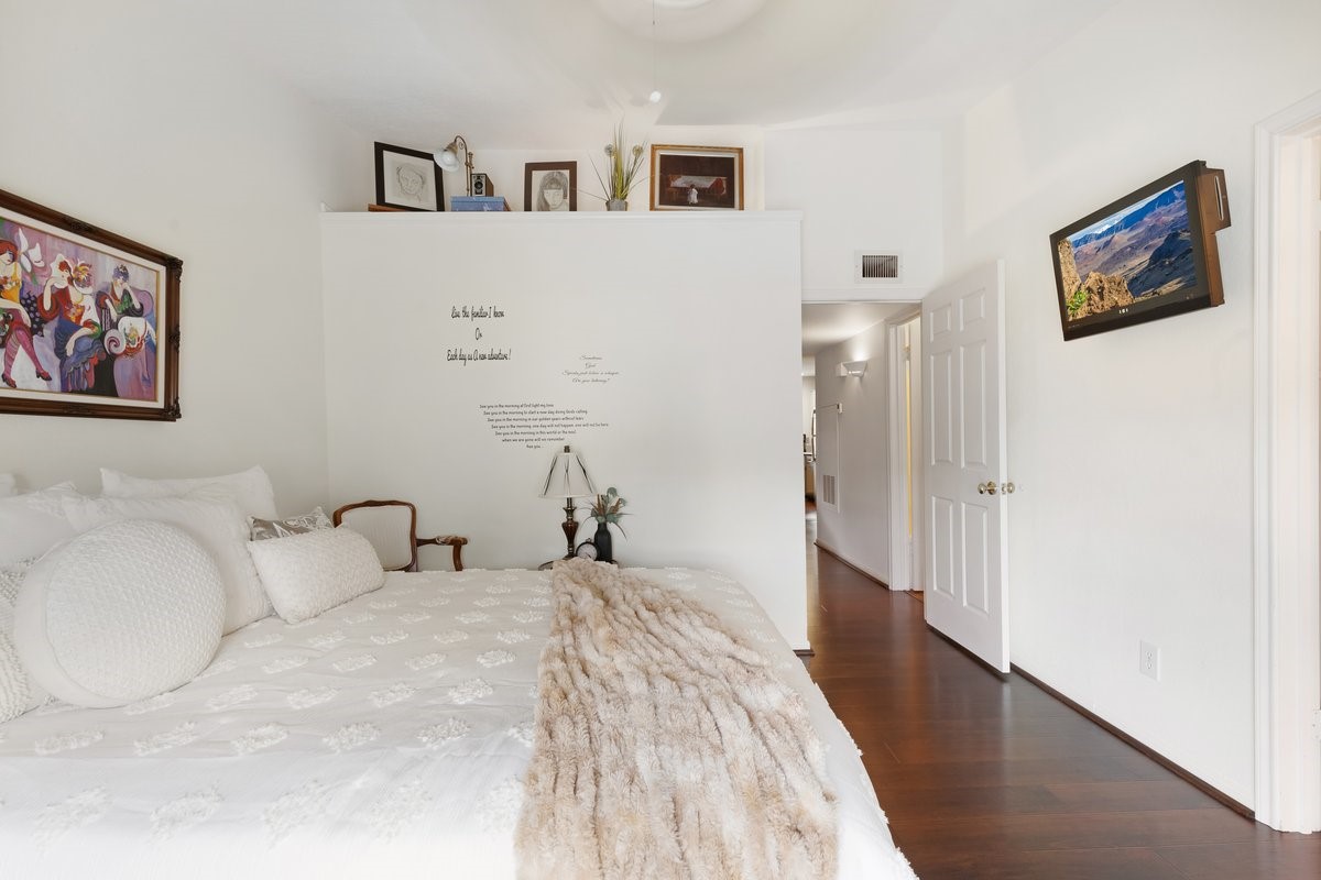 2323 Fairwind Drive, Unit 858 Houston, TX 77062 - Photo 13 of 20 a bedroom with a bed and a painting on the wall