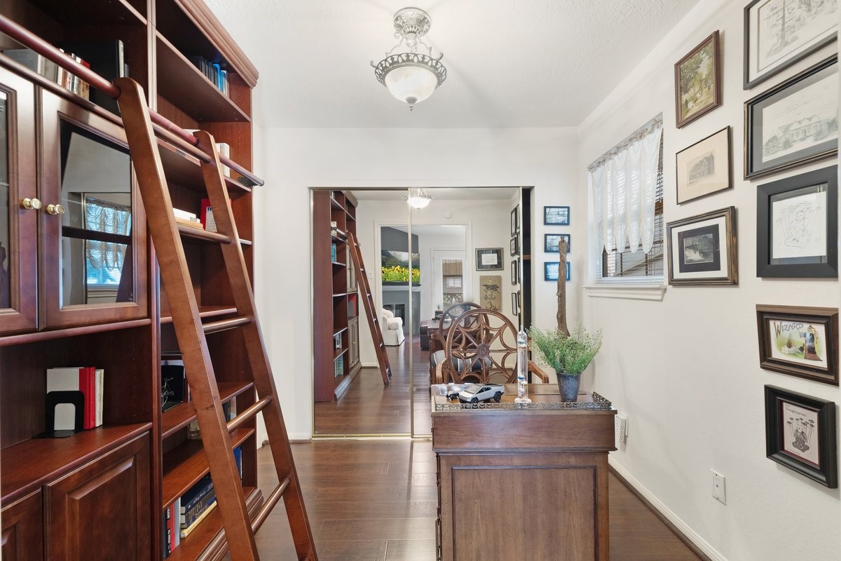 2323 Fairwind Drive, Unit 858 Houston, TX 77062 - Photo 6 of 20 a living room with furniture and a book shelf