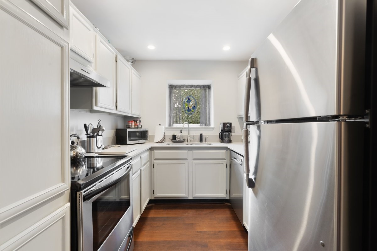 2323 Fairwind Drive, Unit 858 Houston, TX 77062 - Photo 10 of 20 a kitchen with a sink a refrigerator a washer and dryer