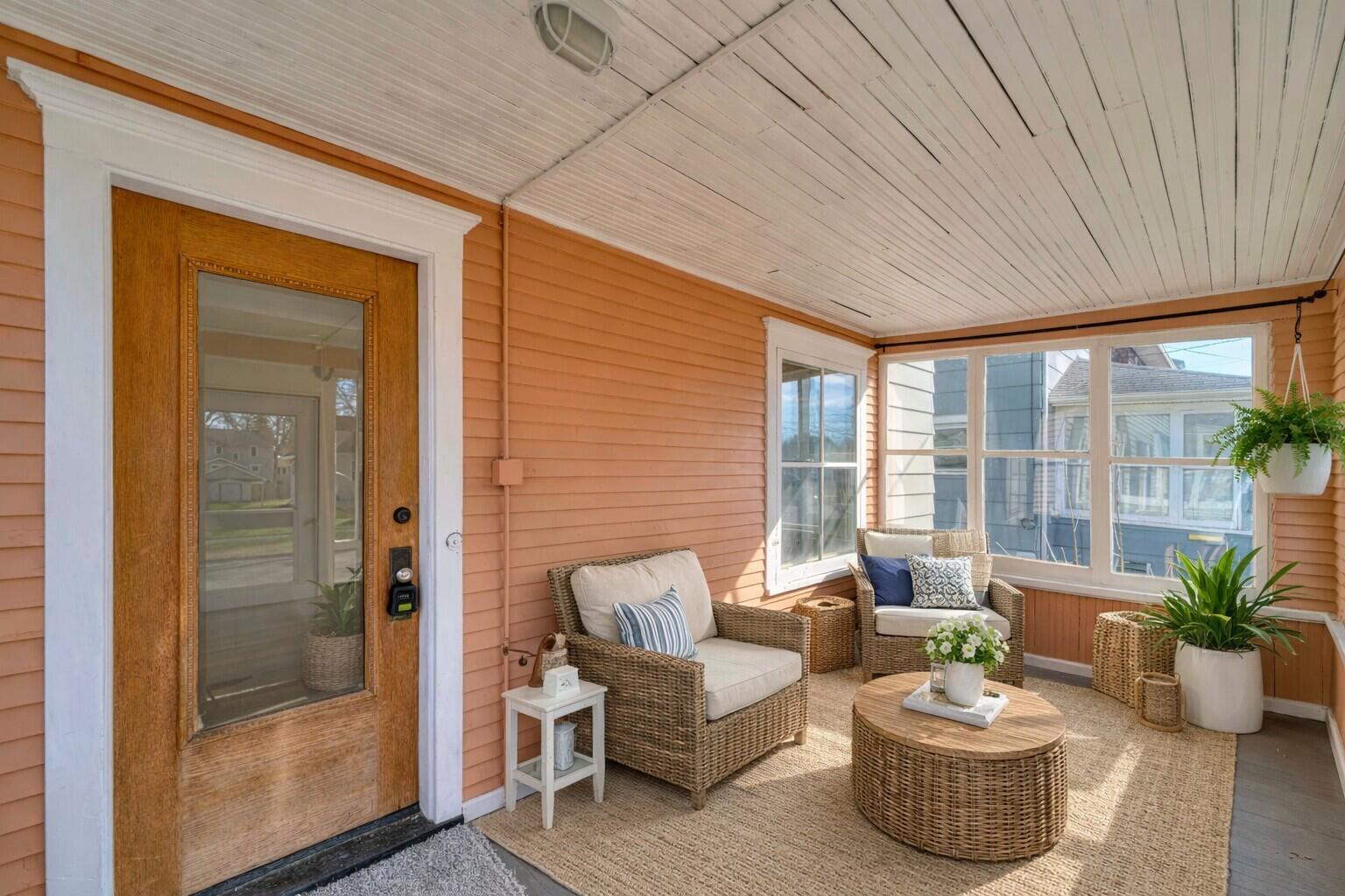 121 North Thompson Street Jackson, MI 49202 - Photo 5 of 32 Porch Virtually Staged