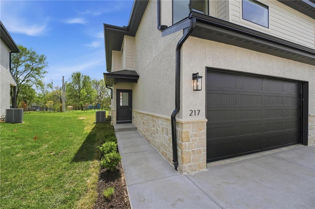 206 Northwest Orchard Court Lee's Summit, MO 64063 - Photo 3 of 19 Gallery Image 3