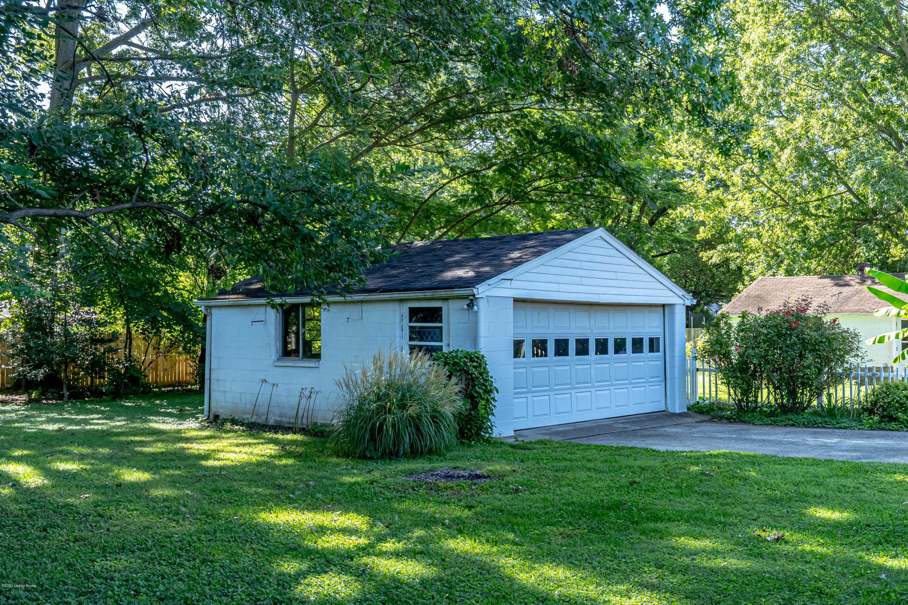 8539 Chase Road Louisville, KY 40258 - Photo 4 of 10 DSC04680
