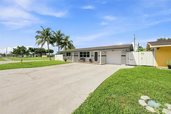 $520,000 | 1000 Northwest 76th Terrace, Pembroke Pines, FL 33024