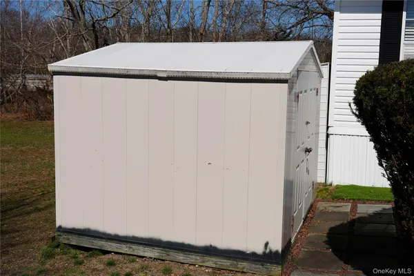 a view of a house with backyard