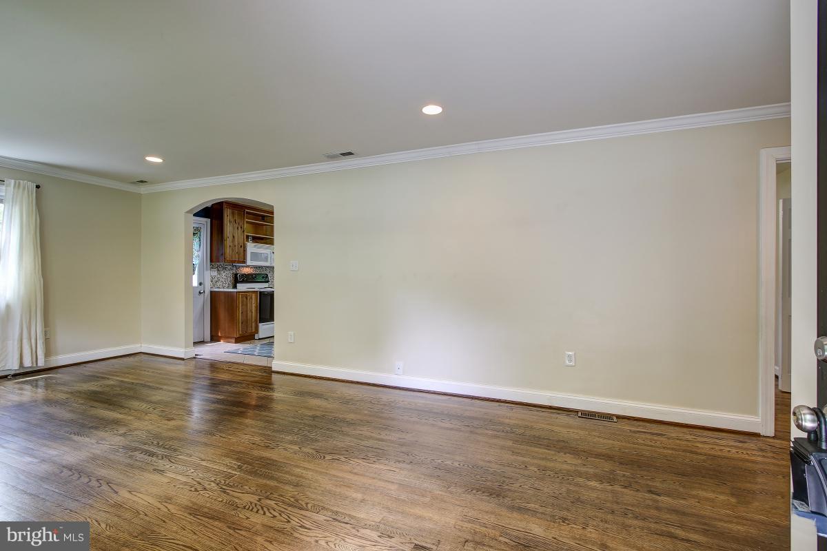 19010 Chandlee Mill Road Sandy Spring, MD 20860 - Photo 4 of 30 Living Room