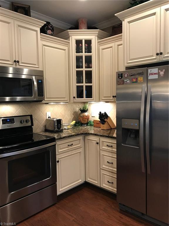 2235 Renaissance Lane High Point, NC 27262 - Photo 9 of 29 Kitchen w/ALL appliances to remain. Granite tops,hardwoods. Love the cabinets and space
