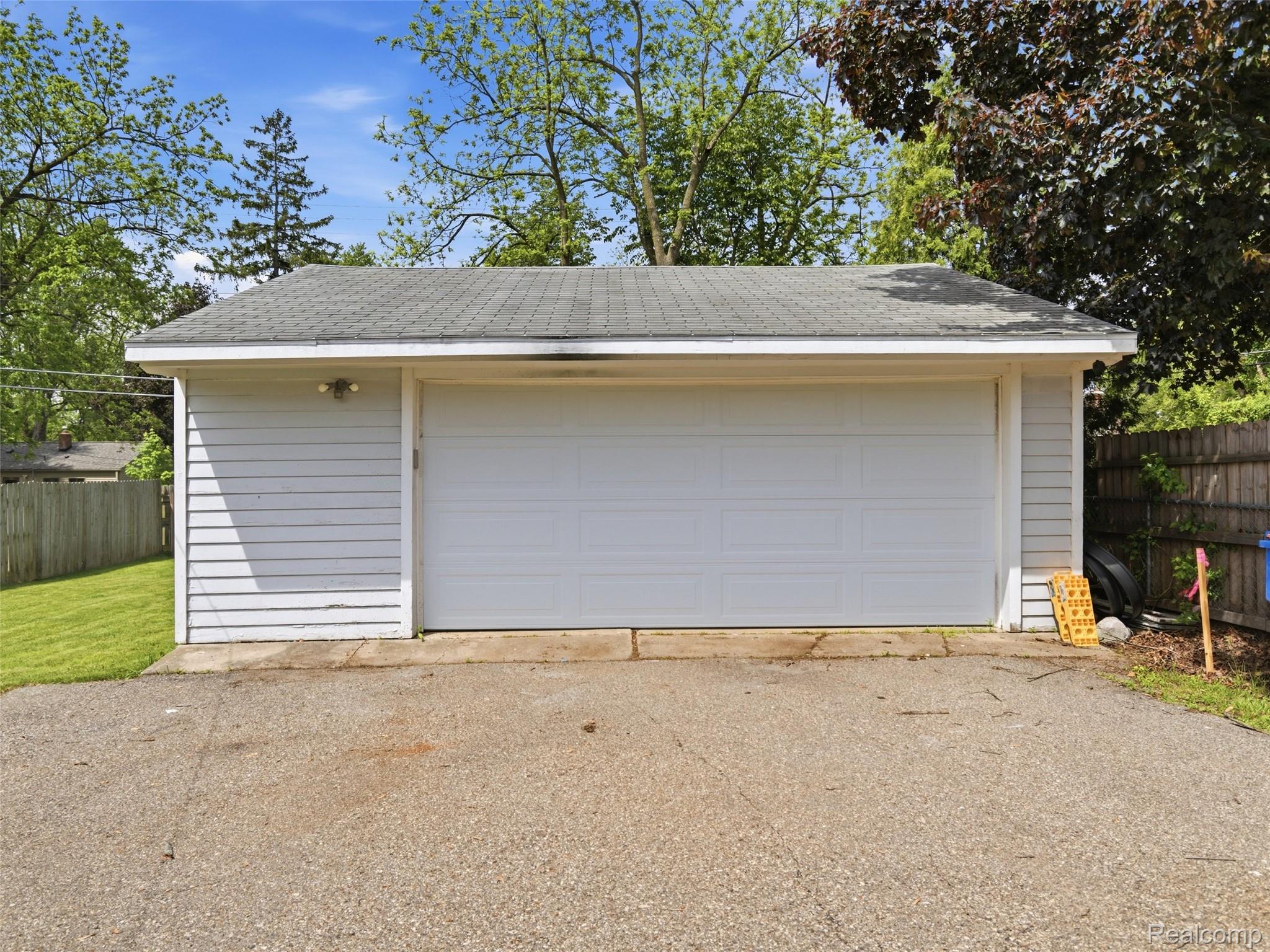 320 South Avery Road Waterford, MI 48328 - Photo 7 of 25 Garage