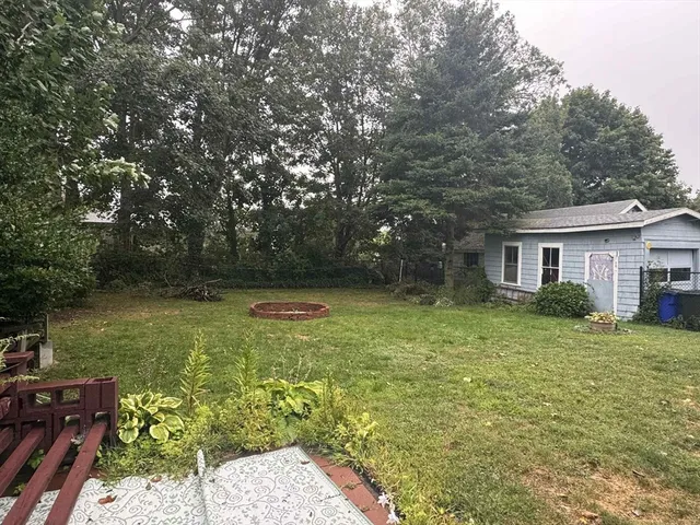 a view of a house with backyard