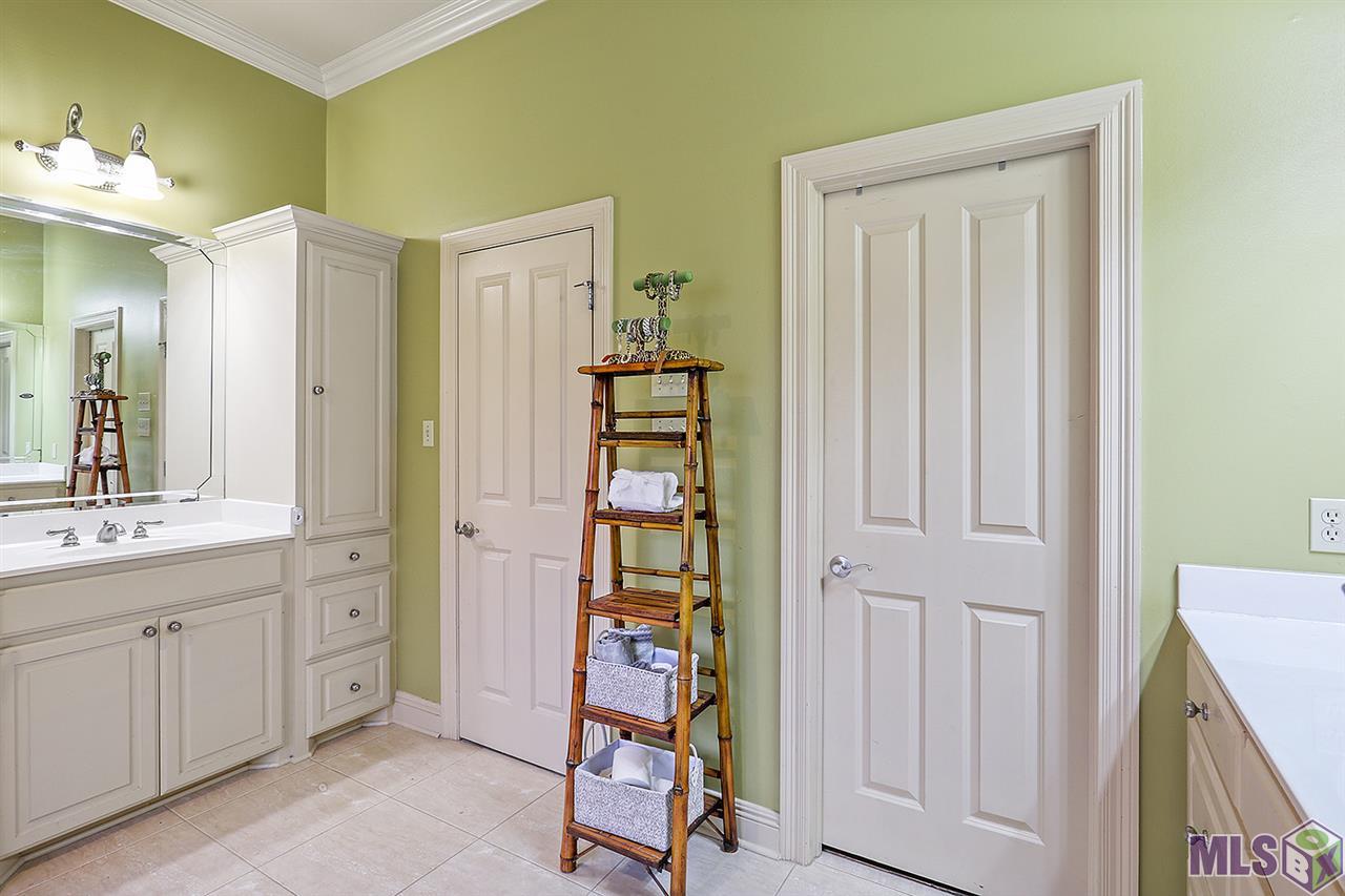 8543 Grand View Drive Baton Rouge, LA 70809 - Photo 14 of 18 Master Bathroom