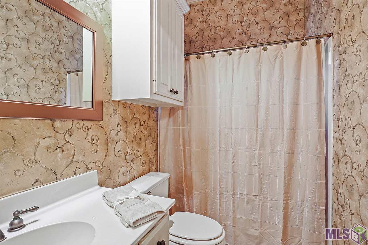 8543 Grand View Drive Baton Rouge, LA 70809 - Photo 17 of 18 Guest Bathroom