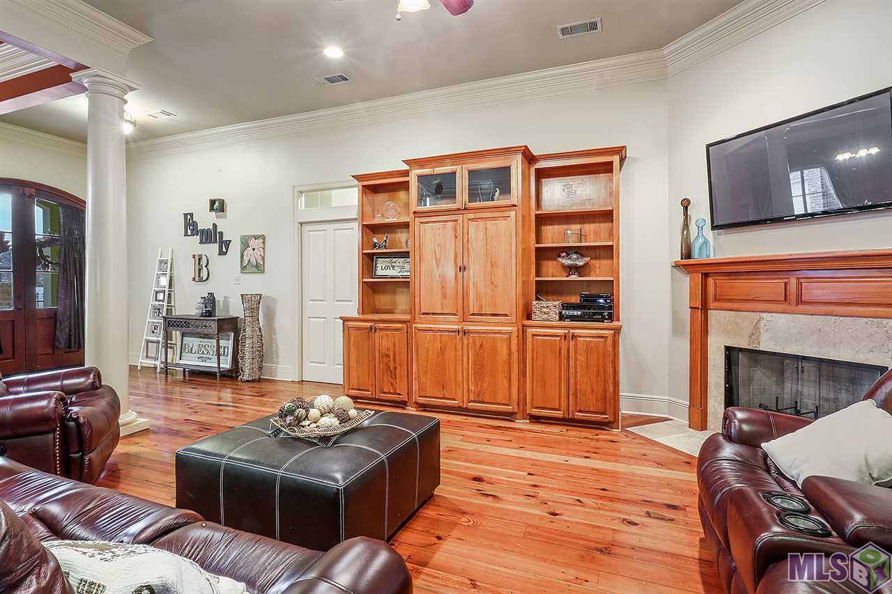 8543 Grand View Drive Baton Rouge, LA 70809 - Photo 7 of 18 Living Room