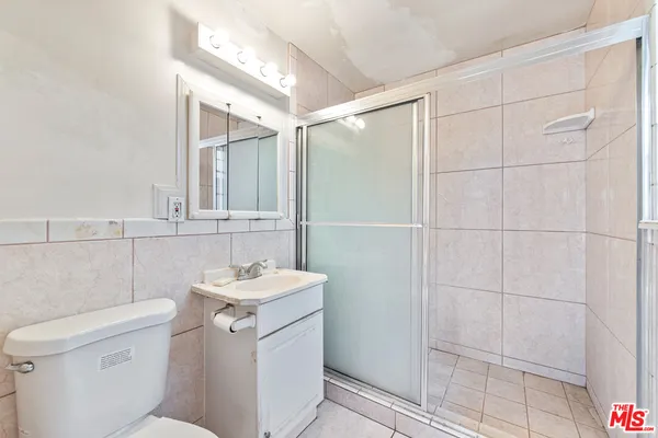 $949,000 | 711 North Priscilla Lane, Burbank, CA 91505