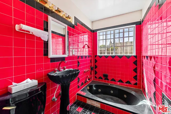 $949,000 | 711 North Priscilla Lane, Burbank, CA 91505