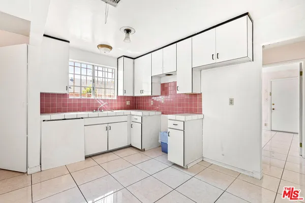 $949,000 | 711 North Priscilla Lane, Burbank, CA 91505