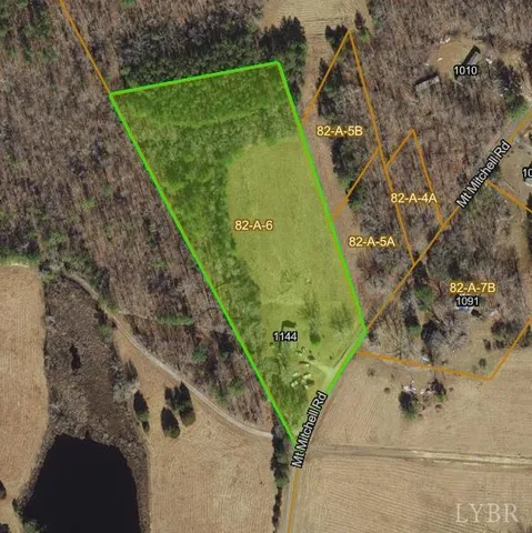 a view of a yard with plants