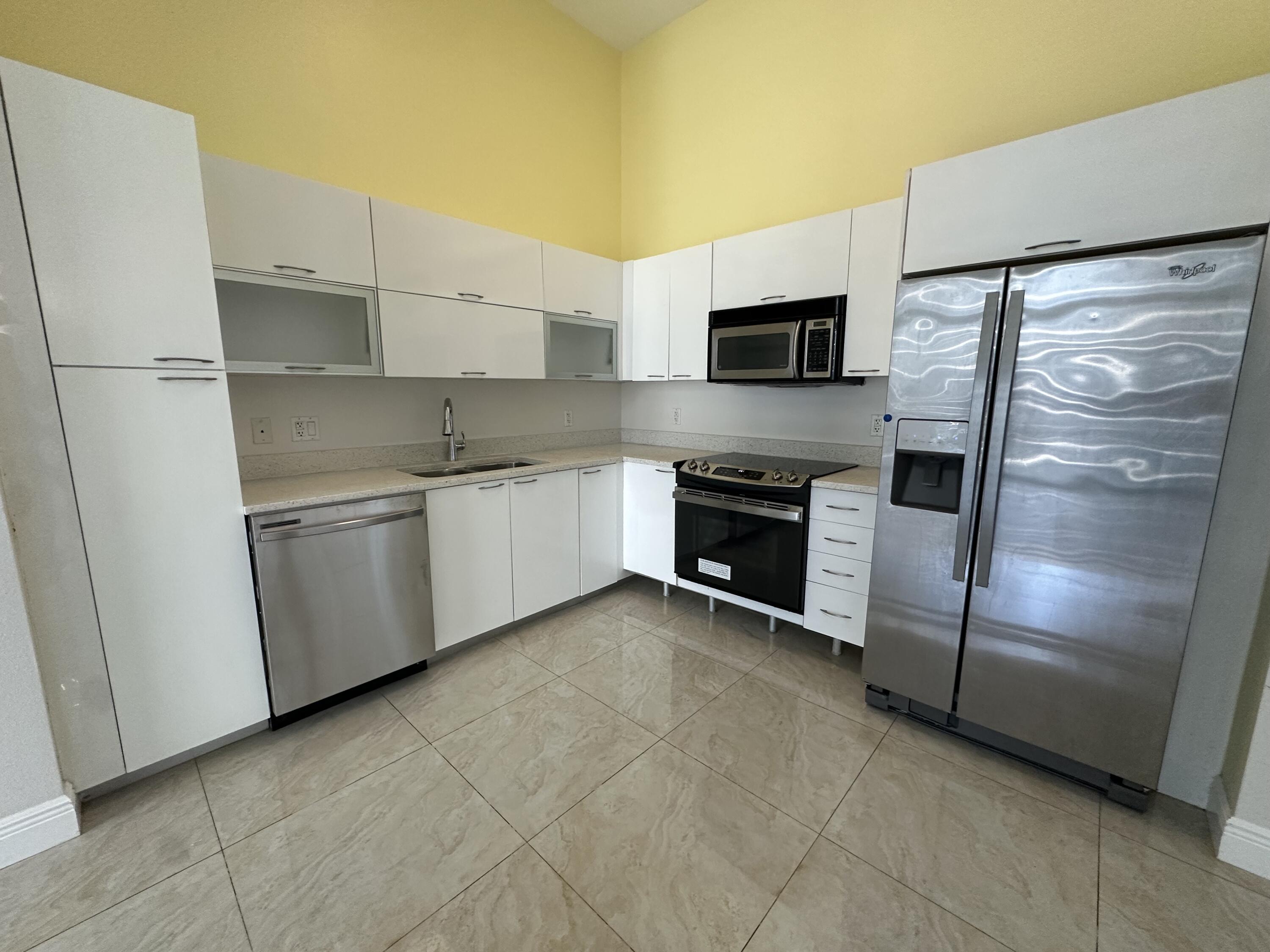 234 Northeast 3rd Street, Unit UPH06 Miami, FL 33132 - Photo 7 of 12 IMG_6229