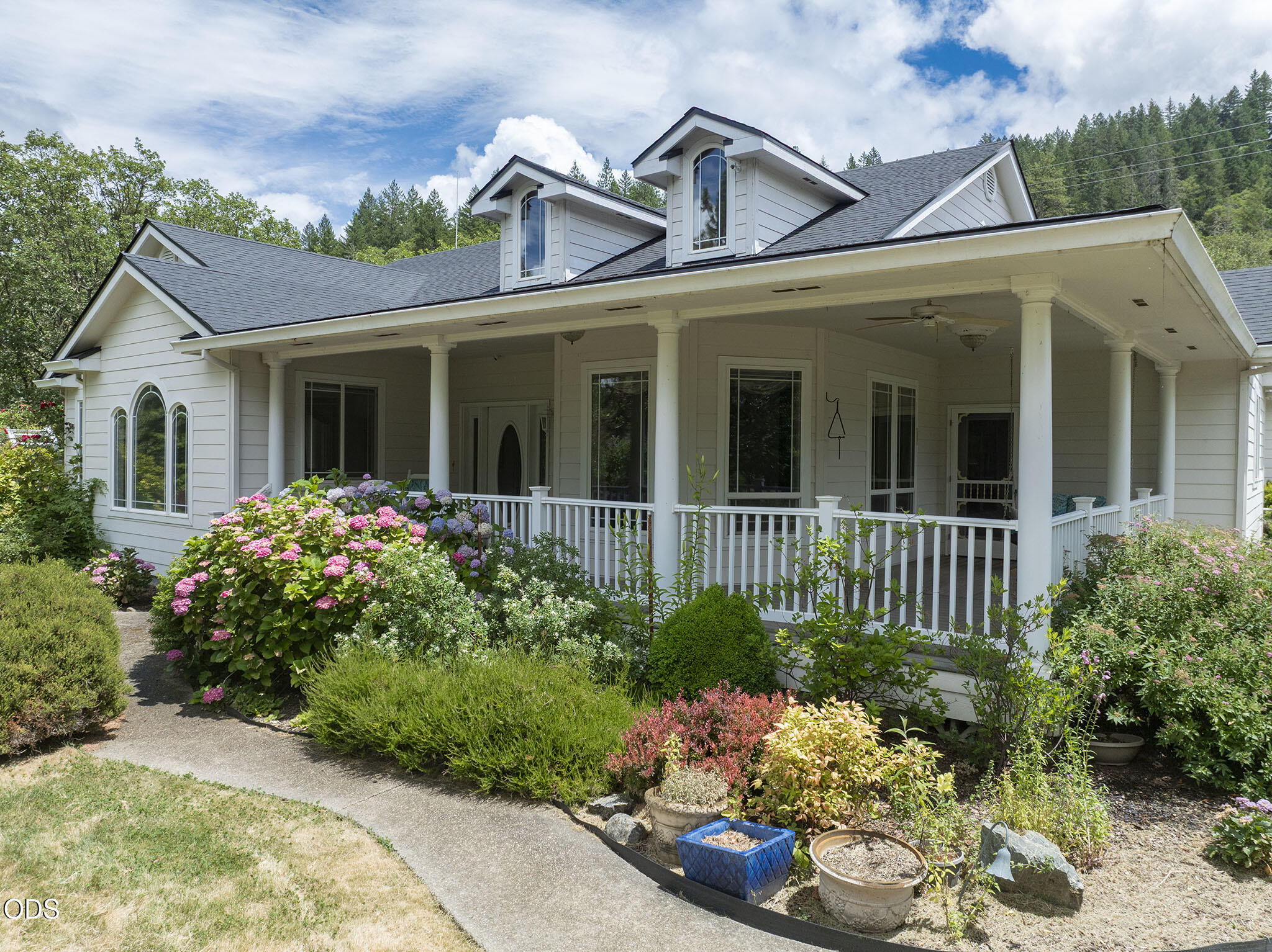 279 Ridgefield Road Grants Pass, OR 97527 - Photo 3 of 62