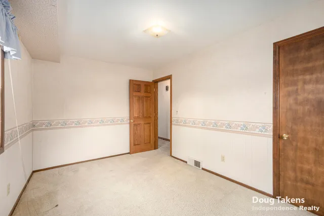 $329,700 | 1129 Elmwood Drive, Jenison, MI 49428