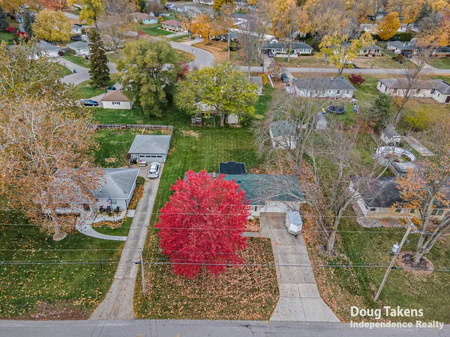 $329,700 | 1129 Elmwood Drive, Jenison, MI 49428