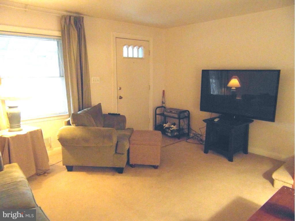 304 Grovethorn Road Baltimore, MD 21220 - Photo 8 of 25 Living Room