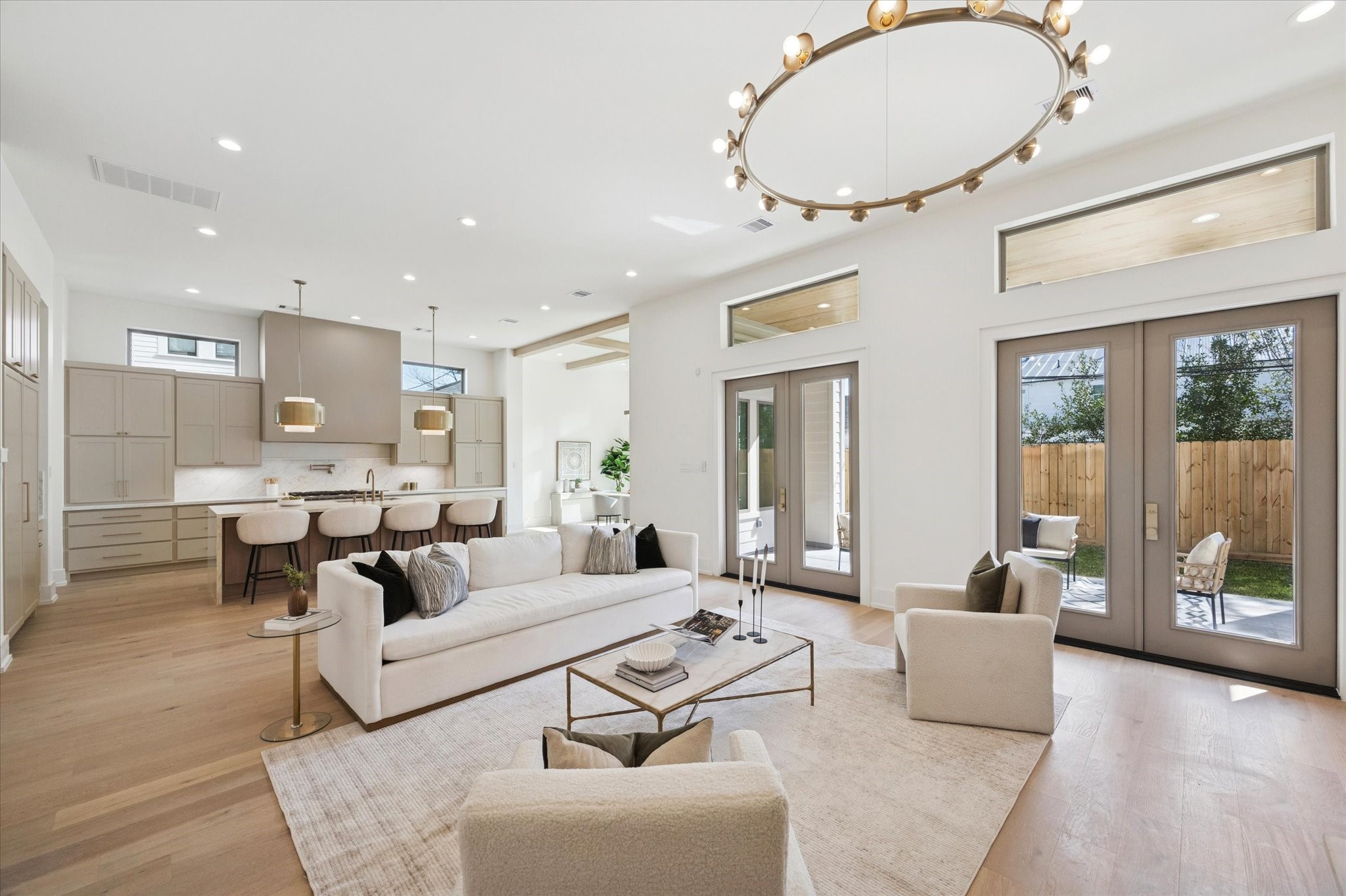 710 East 18th Street Houston, TX 77008 - Photo 11 of 41 a living room with furniture and a large window