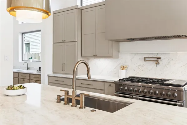 $1,669,900 | 710 East 18th Street, Houston, TX 77008