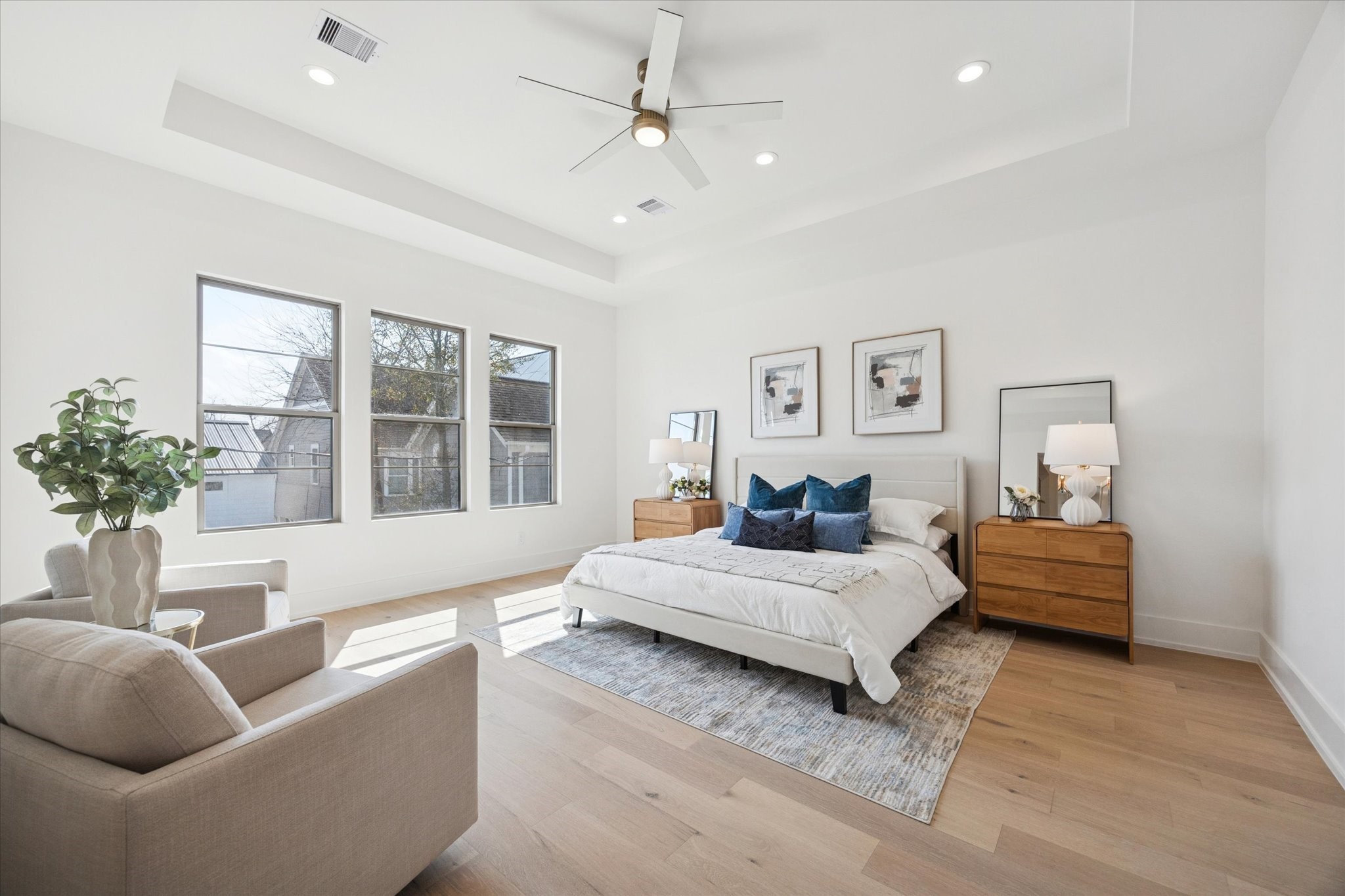 710 East 18th Street Houston, TX 77008 - Photo 17 of 41 a spacious bedroom with a bed and a couch