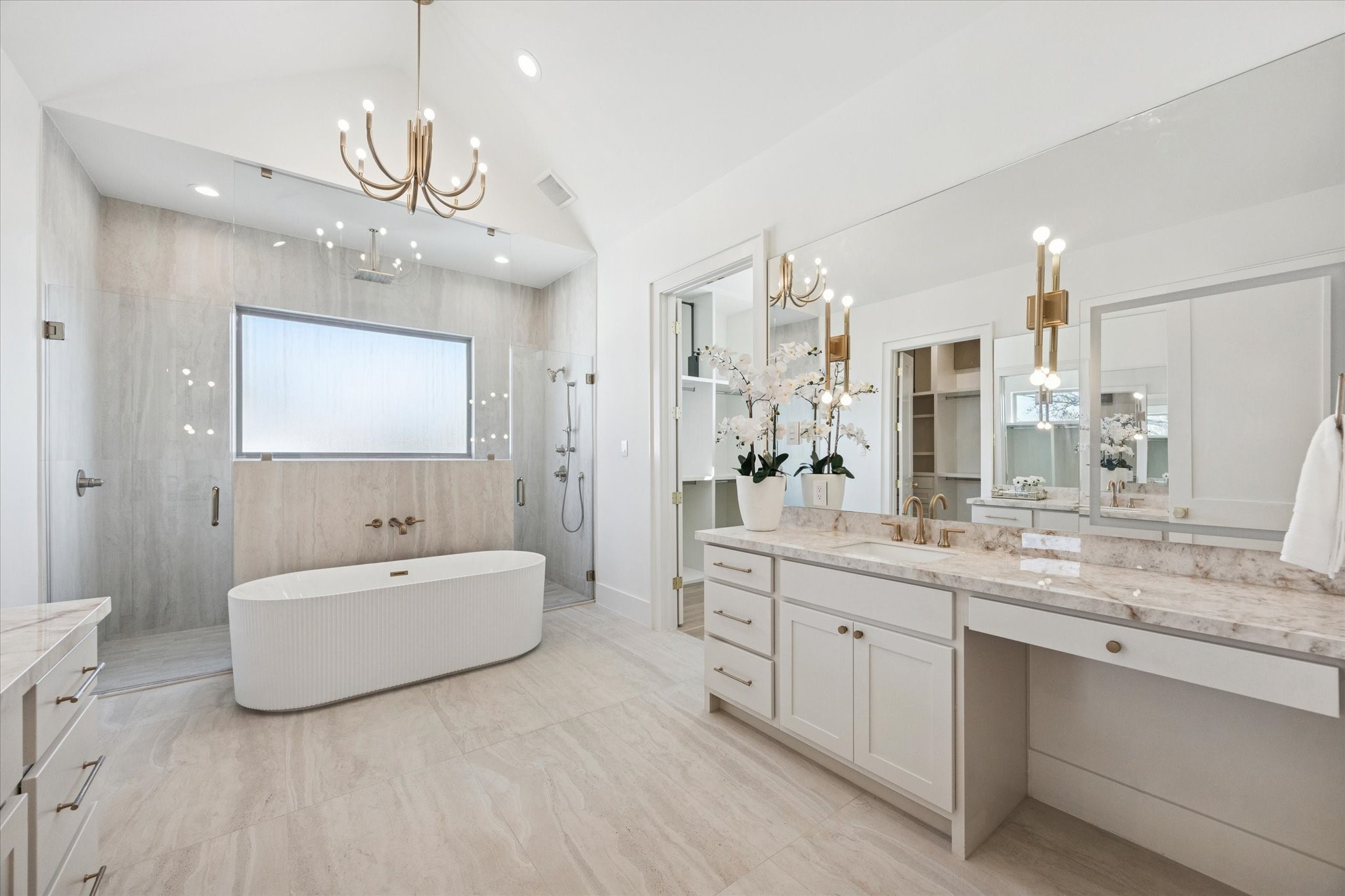 710 East 18th Street Houston, TX 77008 - Photo 19 of 41 a spacious bathroom with a double vanity sink mirror and bathtub