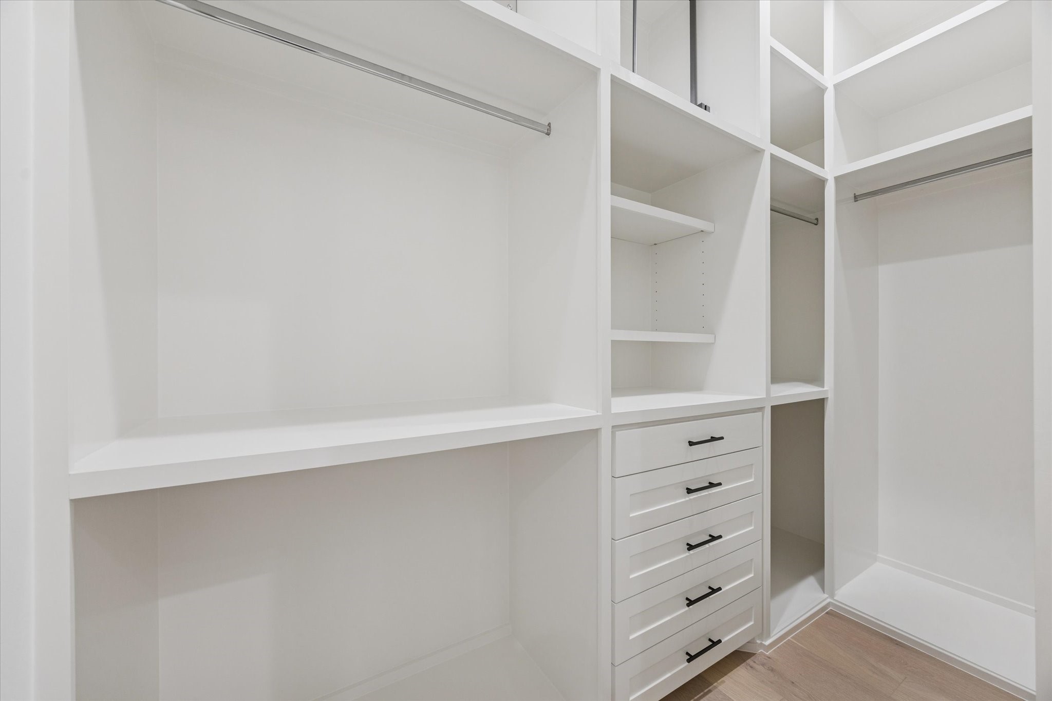 710 East 18th Street Houston, TX 77008 - Photo 22 of 41 Second walk-in closet with built-ins.