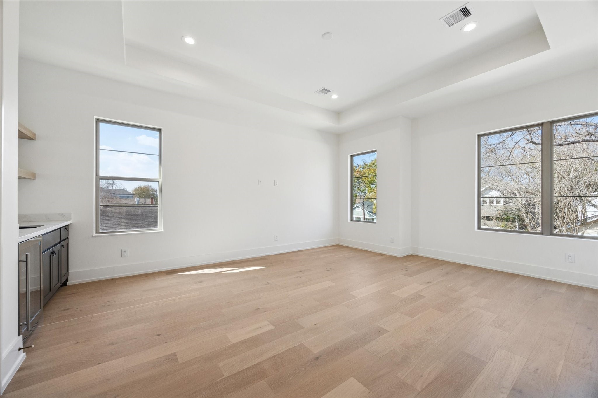 710 East 18th Street Houston, TX 77008 - Photo 24 of 41 an empty room with windows