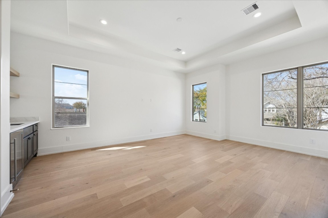 710 East 18th Street Houston, TX 77008 - Photo 24 of 41 an empty room with windows