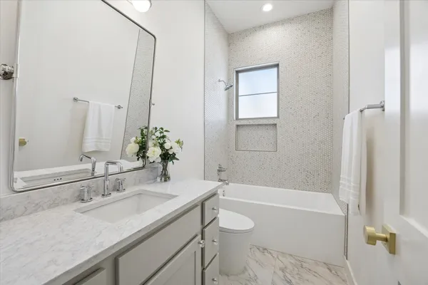 $1,669,900 | 710 East 18th Street, Houston, TX 77008