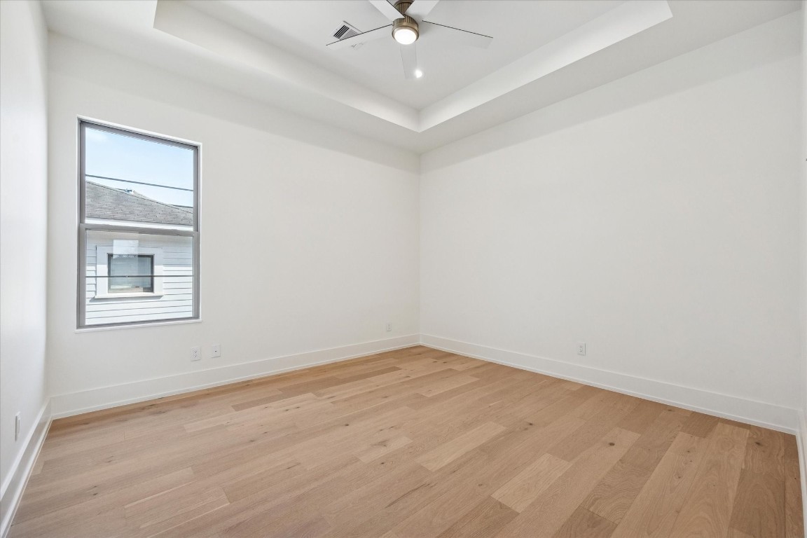 710 East 18th Street Houston, TX 77008 - Photo 28 of 41 an empty room with a window and a fan